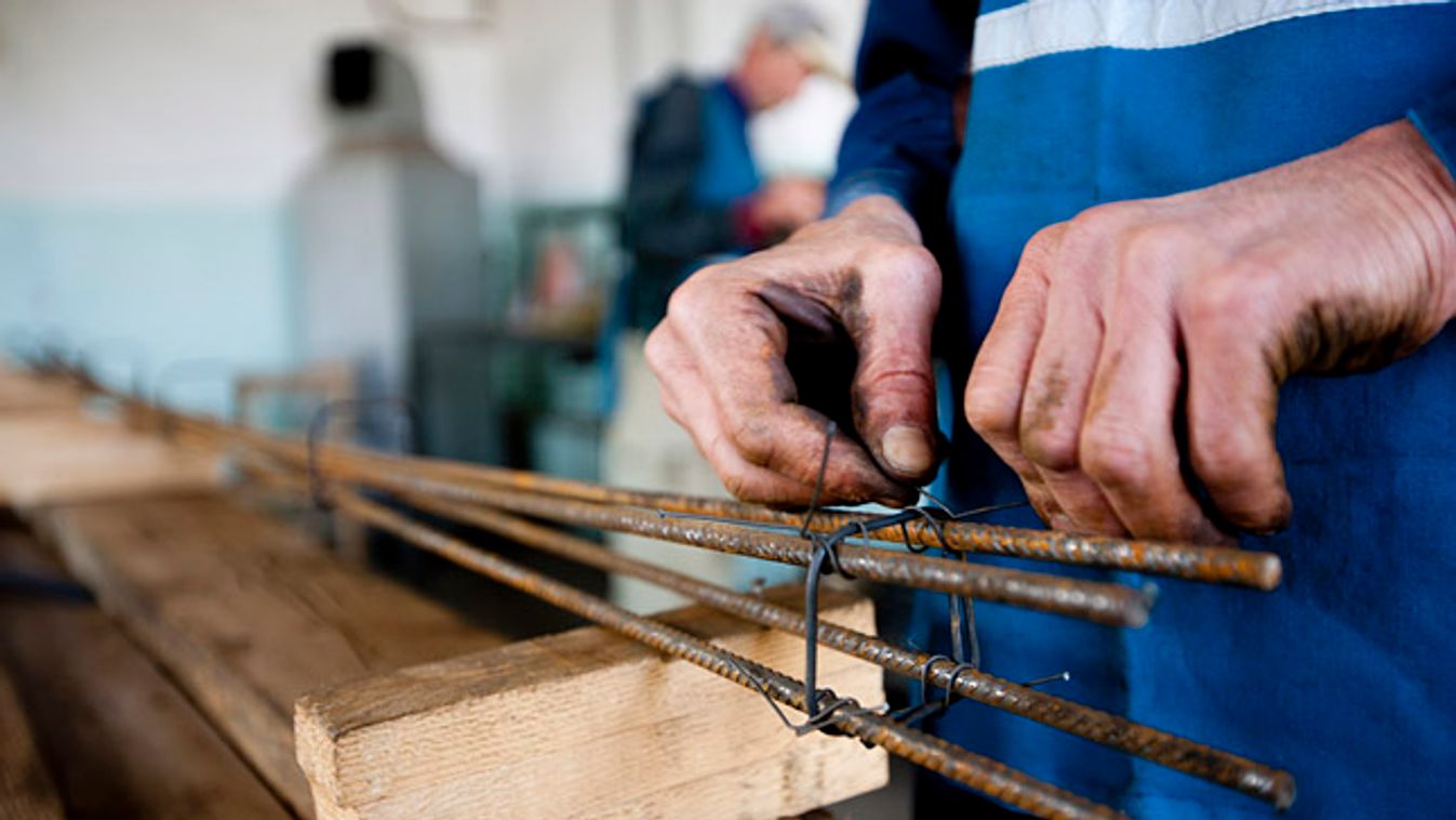 közmunka, roma foglalkoztatást segítő pályázatok, közmunkások dolgoznak egy betonoszlopokat készítő üzemben Kemecsén 2011.09.23-án 