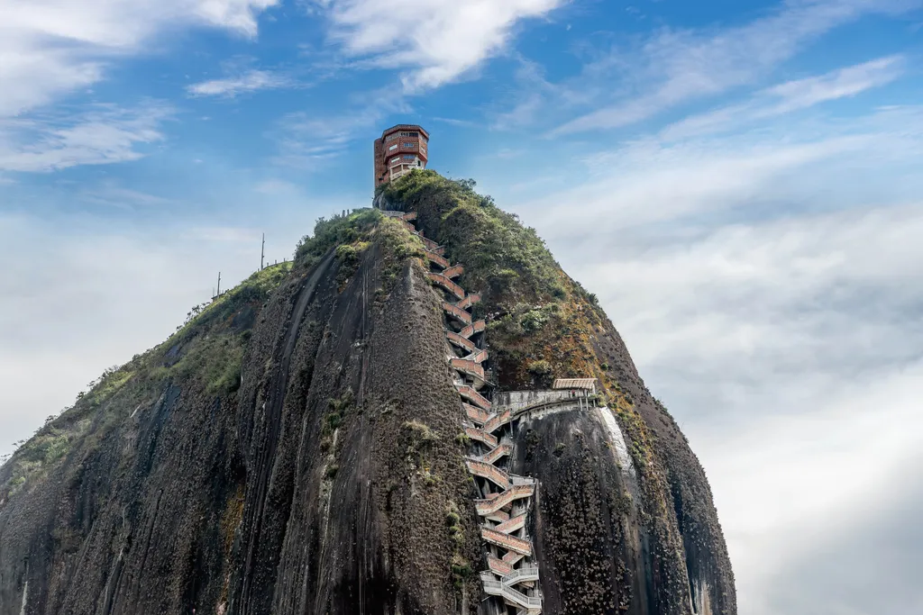 Piedra del Penol, Guatape, szikla, monolit, kolumbia, látványosság, turizmus, kilátó, lépcső 