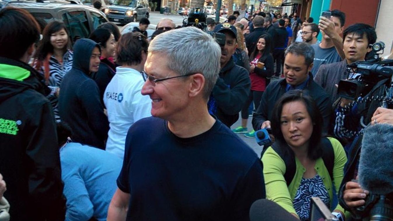 Tim Cook az iPhone 6 árusításának kezdetén, Palo Altóban 