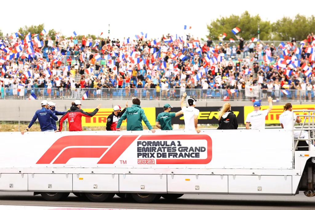 Forma-1, Francia Nagydíj, versenyzői parádé, szurkolók, F1 logo 
