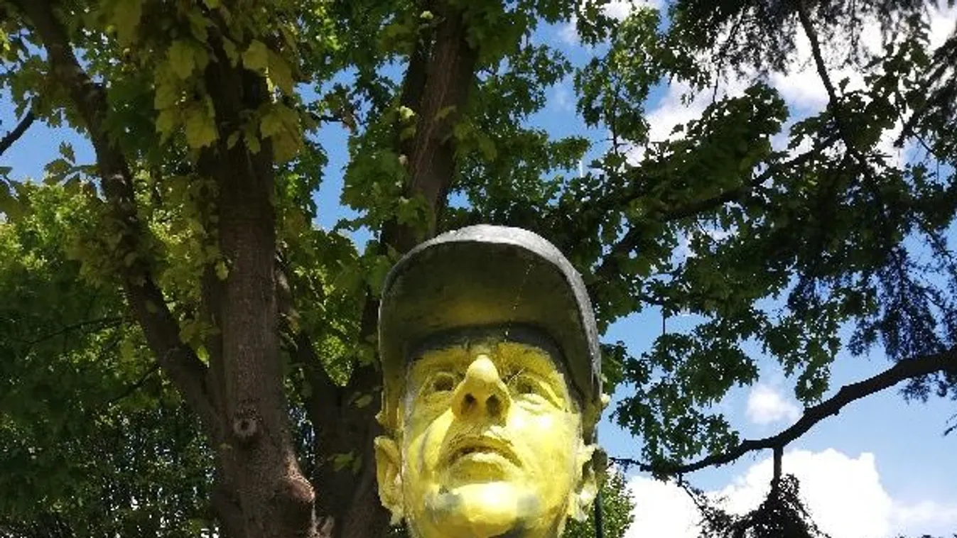 Charles De Gaulle tábornok szobra, sárga festék, rongálás 