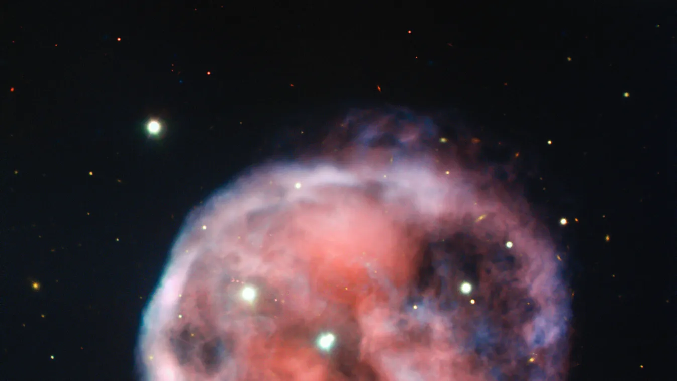 Az ESO VLT lenyűgözően részletes felvétele a vörös és rózsaszín árnyalatokban játszó, baljós nevű Halálfej-ködről. Ez a képződmény az első olyan ismert planetáris köd, amelynek közepén egy kettőscsillag van, és a rendszerhez egy harmadik, távolabbi csilla
