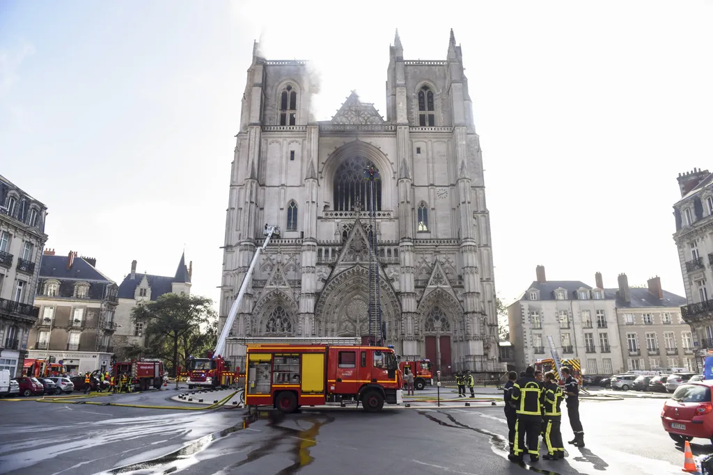Nantes katedrális, tűz, tűzoltók, oltás, Cathédrale Saint-Pierre-et-Saint-Paul 