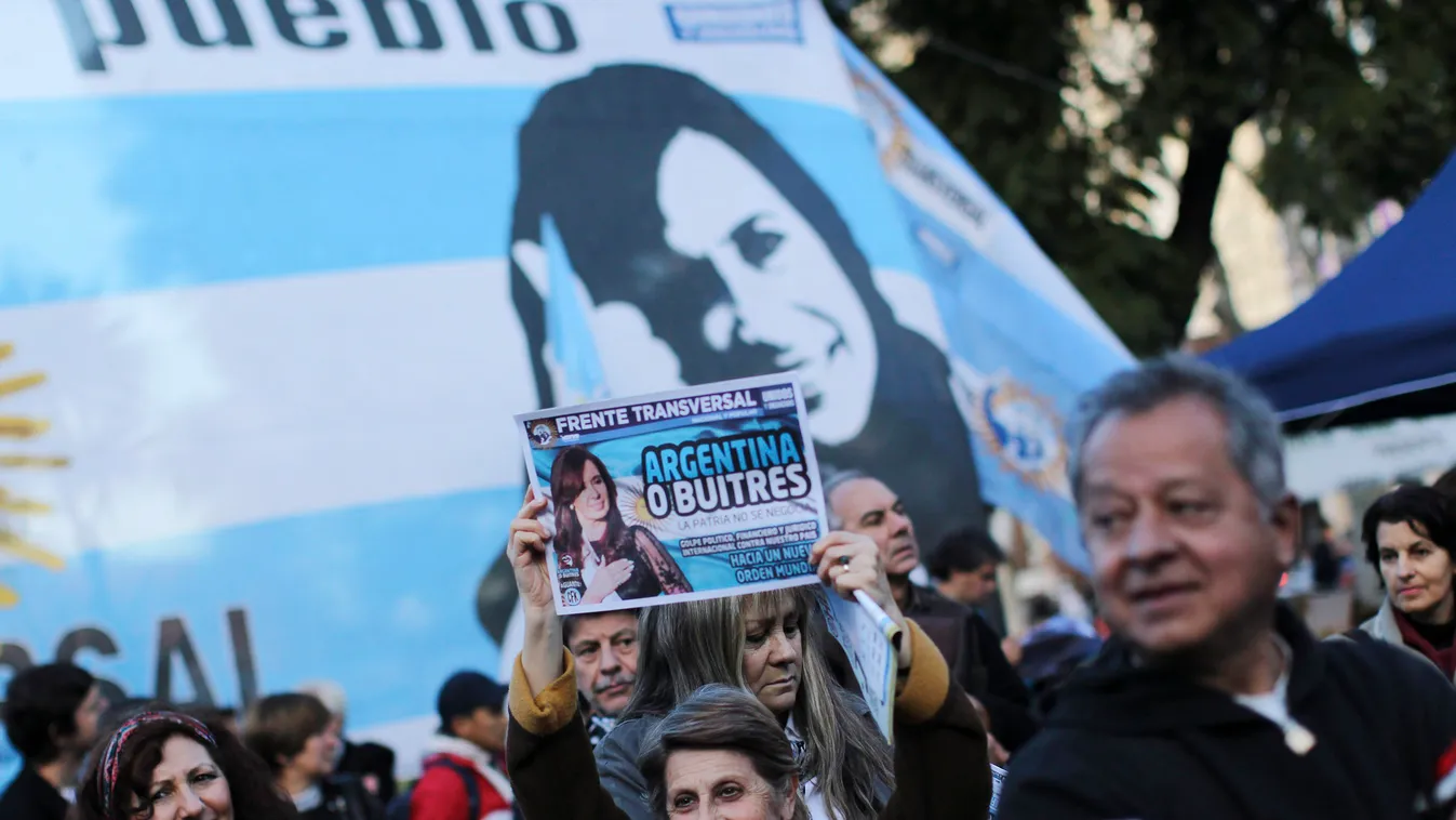 argentína, gazdasági csőd, Az argentin kormányzat támogatói amerikai befektetési alapok ellen tüntetnek Buenos Airesben 2014. július 30-án 