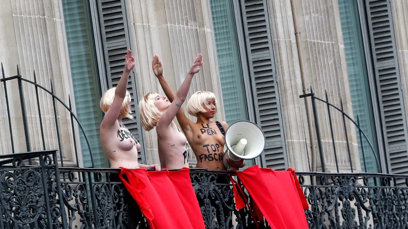 A Femen nőjogi szervezet félmeztelen aktivistái náci karlendítéssel tüntetnek a francia ellenzéki szélsőjobboldali Nemzeti Front ellen a párt május 1-jei ünnepségének helyet adó párizsi Garnier Opera közelében. 