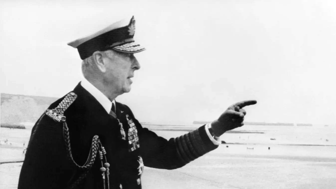 - Horizontal LARGEUR photo noir et blanc UNIFORME MILITAIRE COMTE PLAGE DOIGT POINTE DE PROFIL PORTRAIT PORTRAIT-GROS PLAN DEBARQUEMENT EN NORMANDIE 