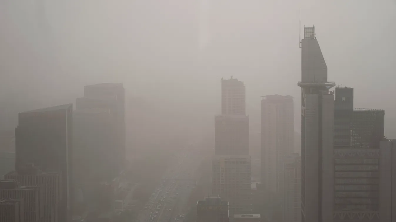 Peking, 2023. április 11.
Porvihar tombol Pekingben 2023. április 11-én. A kínai főváros levegőjének minősége a por és homok miatt ismét a veszélyes tartományba került.
MTI/AP/Mark Schiefelbein 
