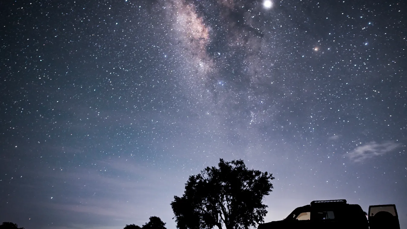 TOPSHOTS Horizontal ASTRONOMY VOIE LACTEE SKY NIGHT STAR IMAGE-TECHNICAL DESCRIPTION SILHOUETTE ILLUSTRATION LANDSCAPE GENERAL VIEW 