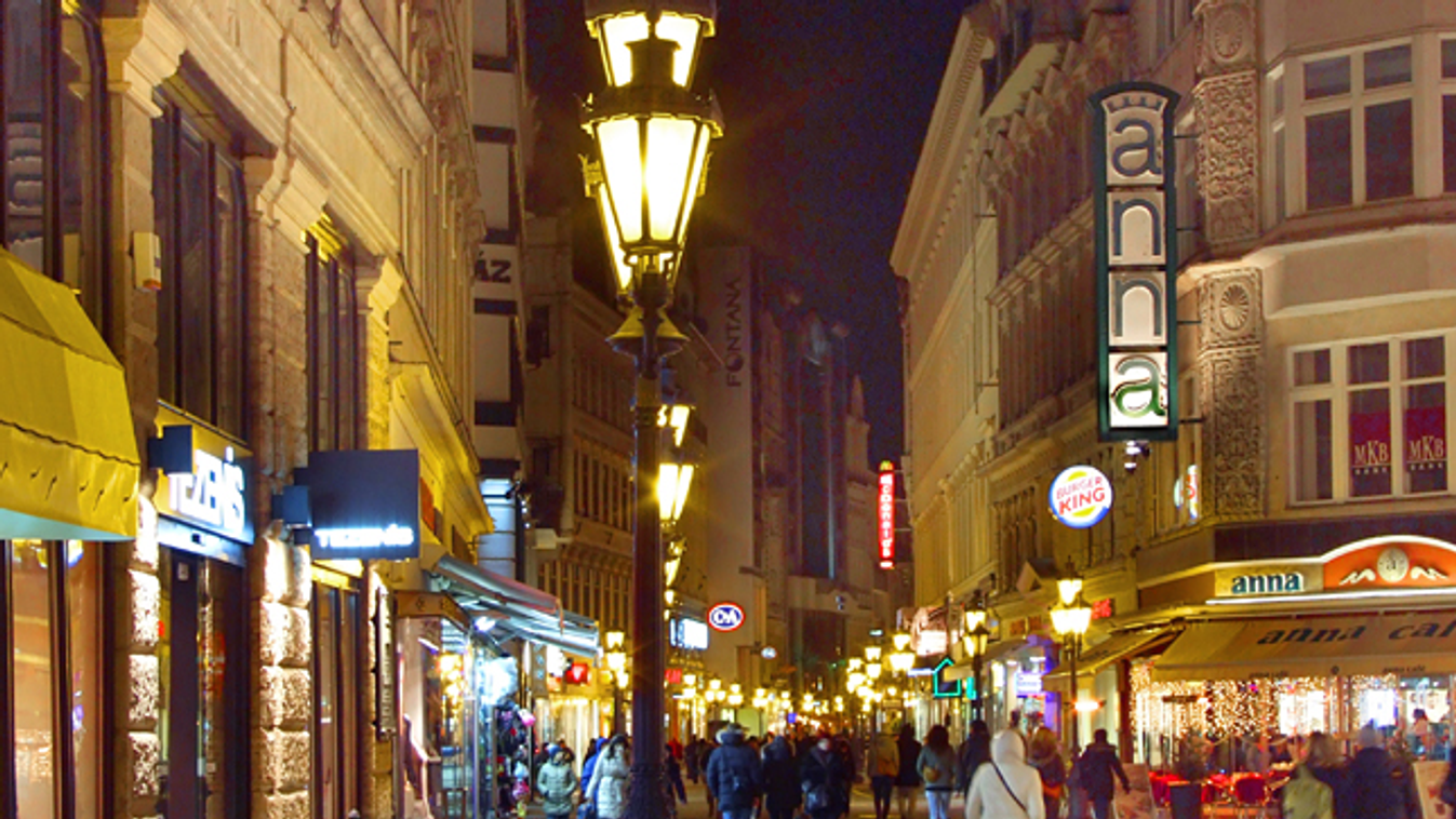 Budapest legismertebb bevásárló- és sétálóutcája, a Váci utca esti fényben 