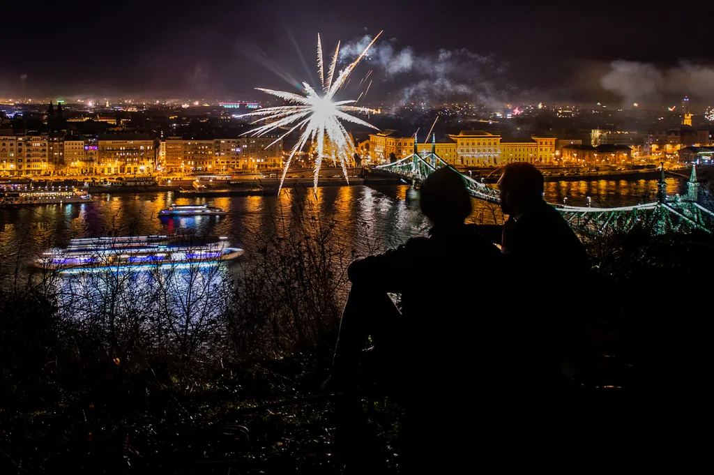 Szilveszter, éjszaka, tűzijáték, éjfél, újév, Gellért-hegy, Gellért, budapest 