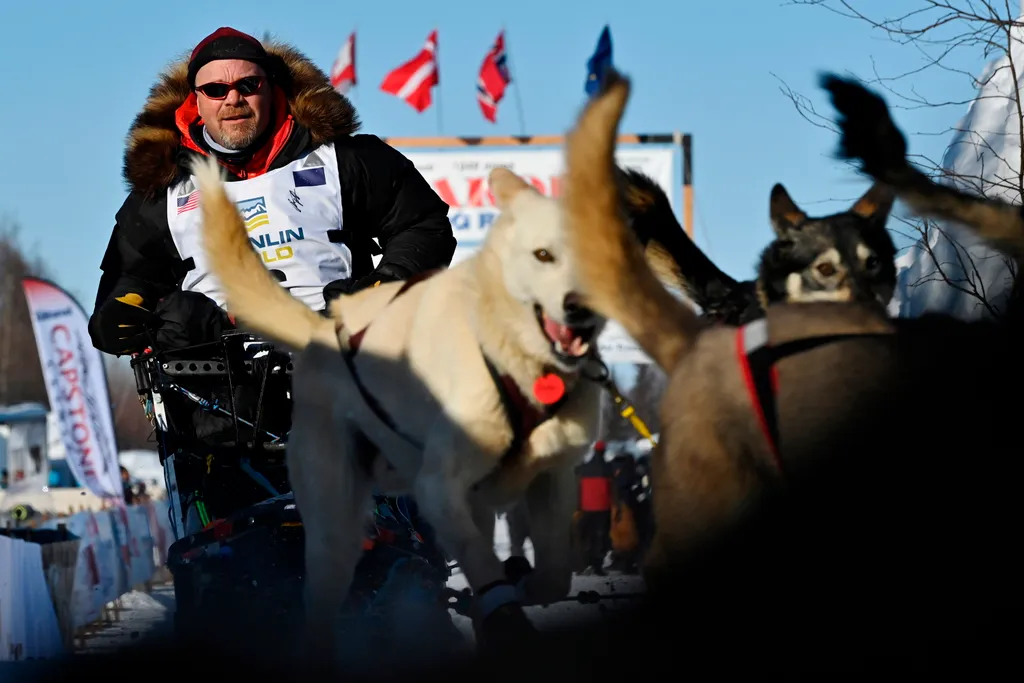 Willow, 2021. március 8.
Aaron Burmeister csapatával elrajtol az Iditarod amerikai kutyaszánverseny kezdetén az alaszkai Willowtól északra 2021. március 7-én.
MTI/AP/Anchorage Daily News/Marc Lester 