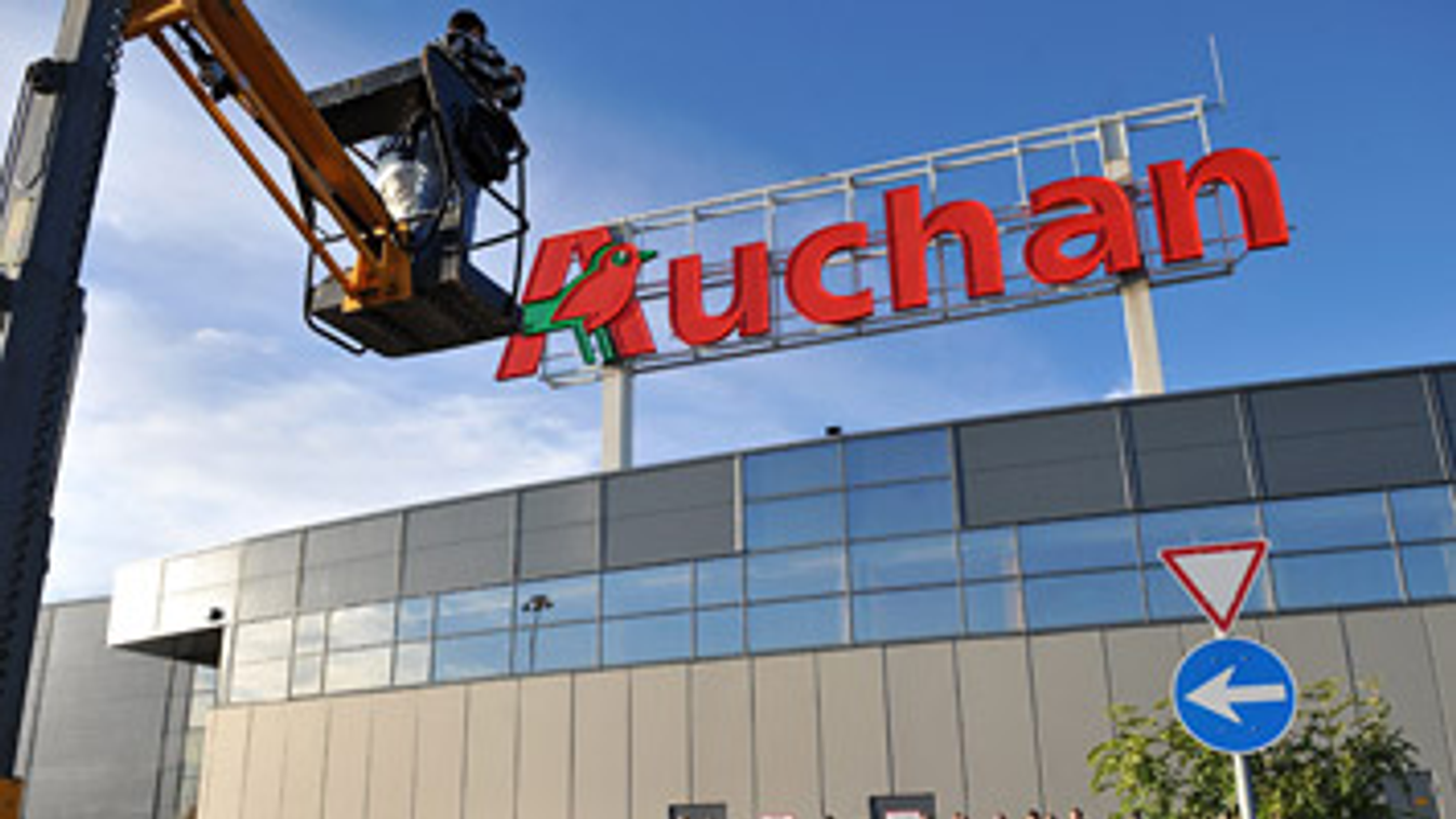 Cora, auchan, Készül a fotó a dolgozókról az utolsó volt Cora, az Auchan Törökbálint áruház avatásán 2012. szeptember 28-án. Az Auchan csoport idén tavasszal vásárolta fel a magyarországi Cora áruházakat. 