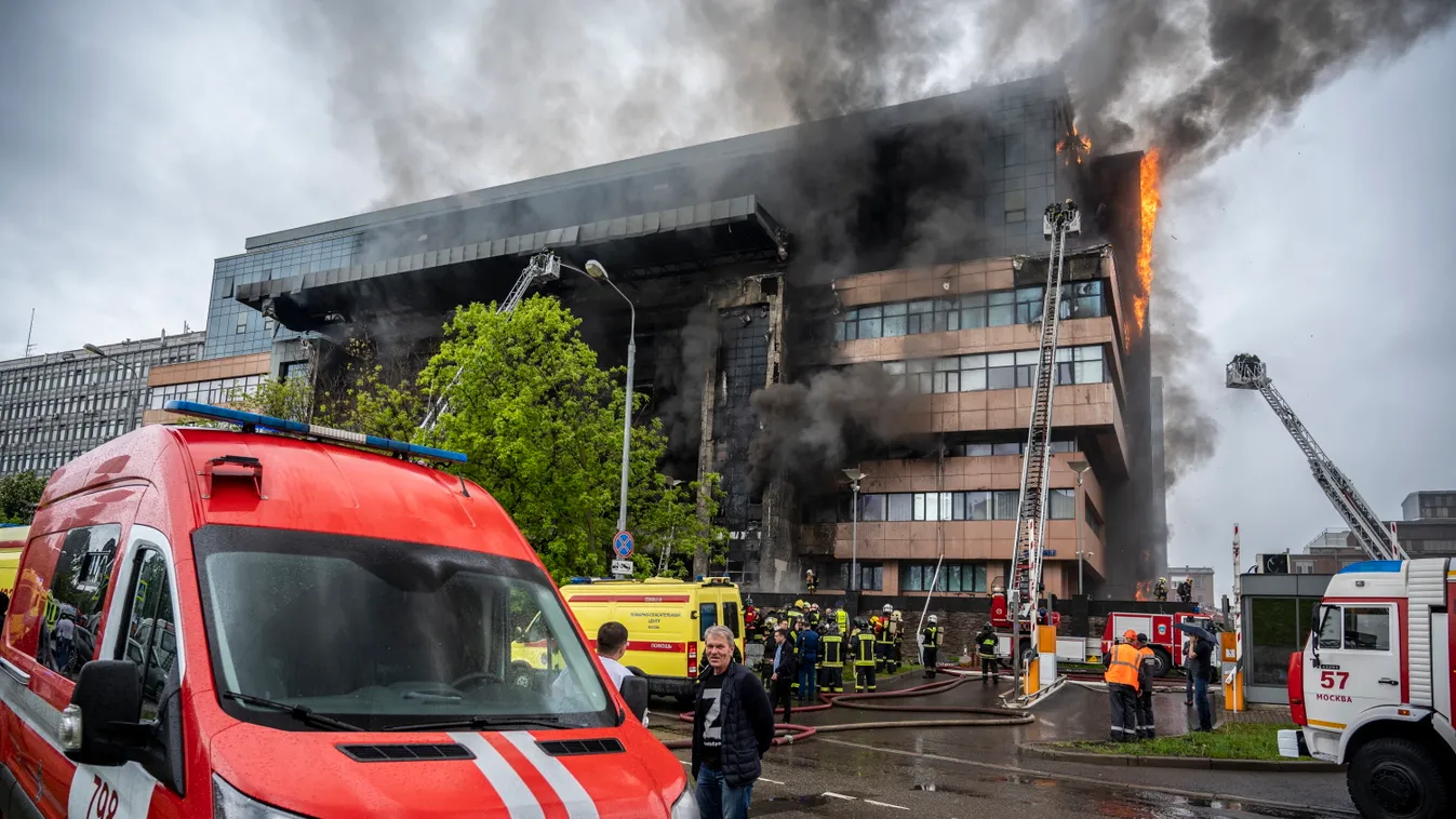 Moszkva, 2022. június 3.
A moszkvai Grand Setun Plaza üzletközpontban keletkezett tüzet oltják 2022. június 3-án. A hatóságok szerint félő, hogy több ember menekülési útvonalát elzárják a lángok, eddig 125 személyt sikerült kimenteni az épületből.
MTI/AP/