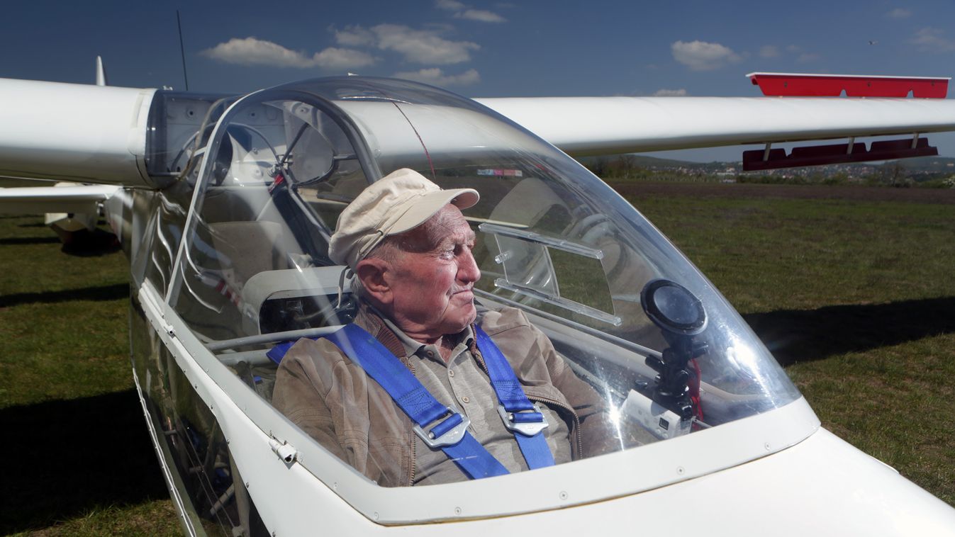 Liptai Nándor, a 87 éves aktív vitorlázó-repülős ad interjút autórovatnak 2016 április 30-án. 