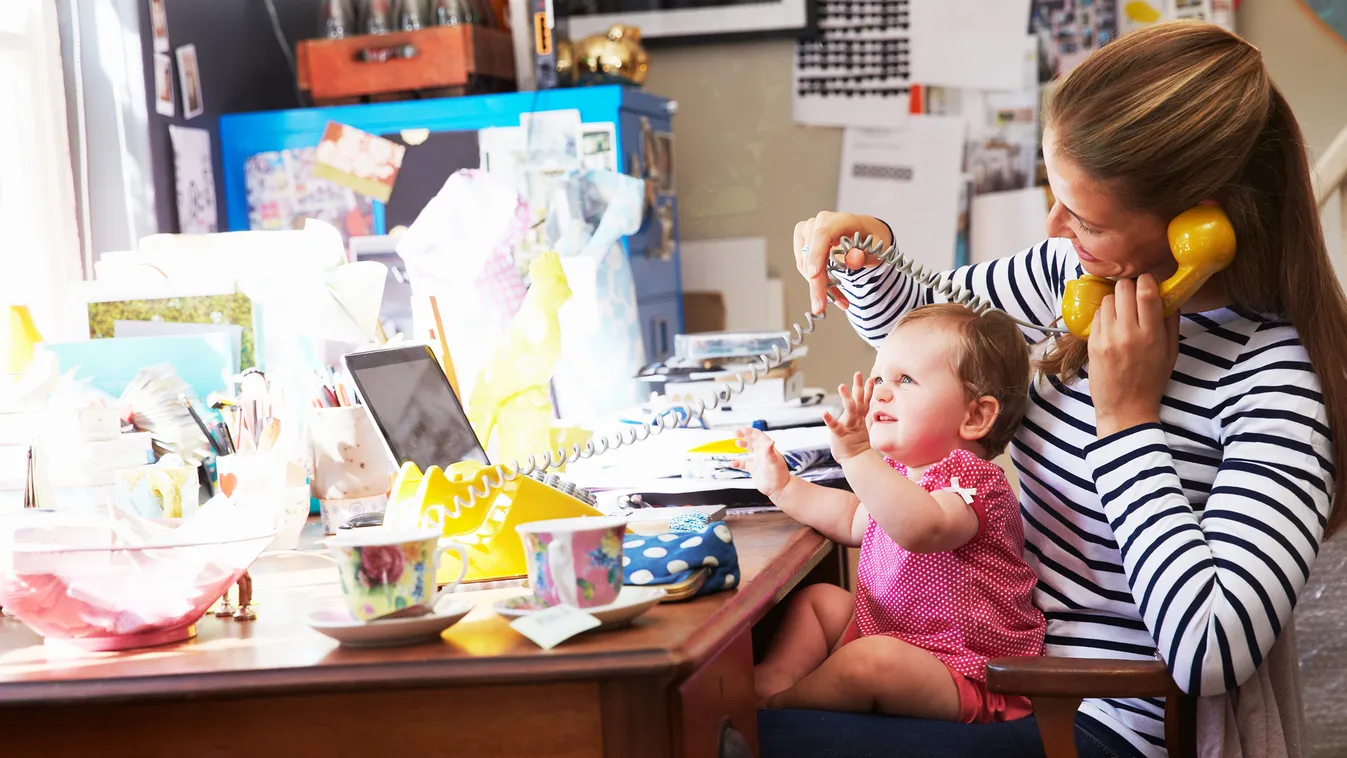 Család, Nyílt levél a gyermekeiket egyedül nevelő anyáknak
munka anya gyermek telefon multitasking 
