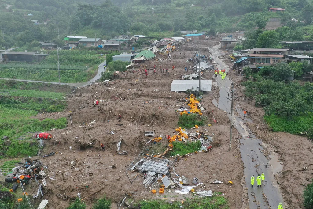 Már több mint harminc halálos áldozata van a heves esőzéseknek Dél-Koreában, galéria, 2023 