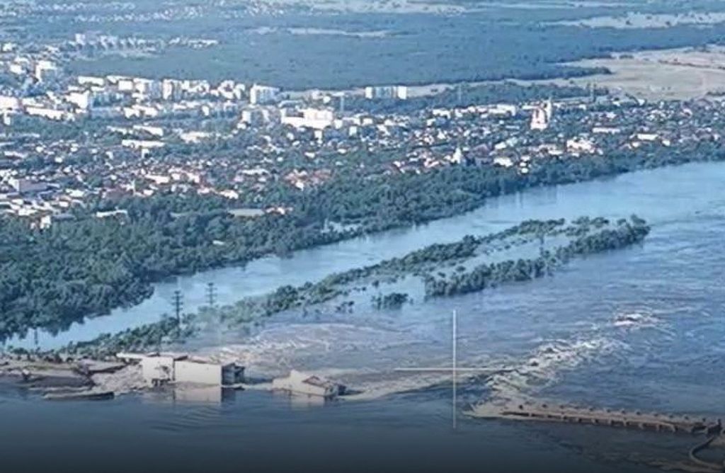 2023. június 6., Nova Kahovka, víztározó, Dnyeper folyó, Ukrajna, 