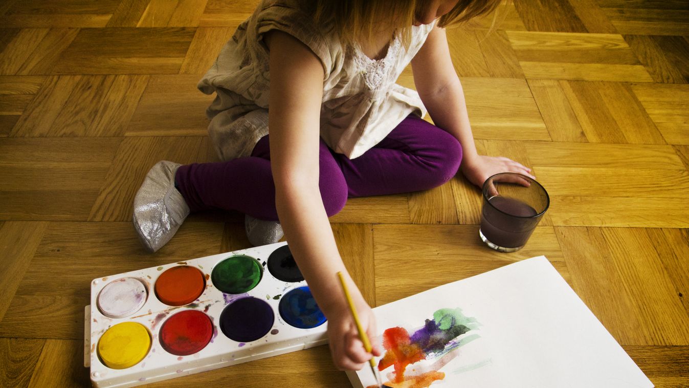 People Creativity Concentration HORIZONTAL 4-5 Years Indoors Head And Shoulders Paintings DRAWING Living Room Looking PAINTING Multi Colored Day CHILDHOOD One Person Learning CHILD ART Color Image Child's Drawing Watercolor Paints One Girl Only Photograph