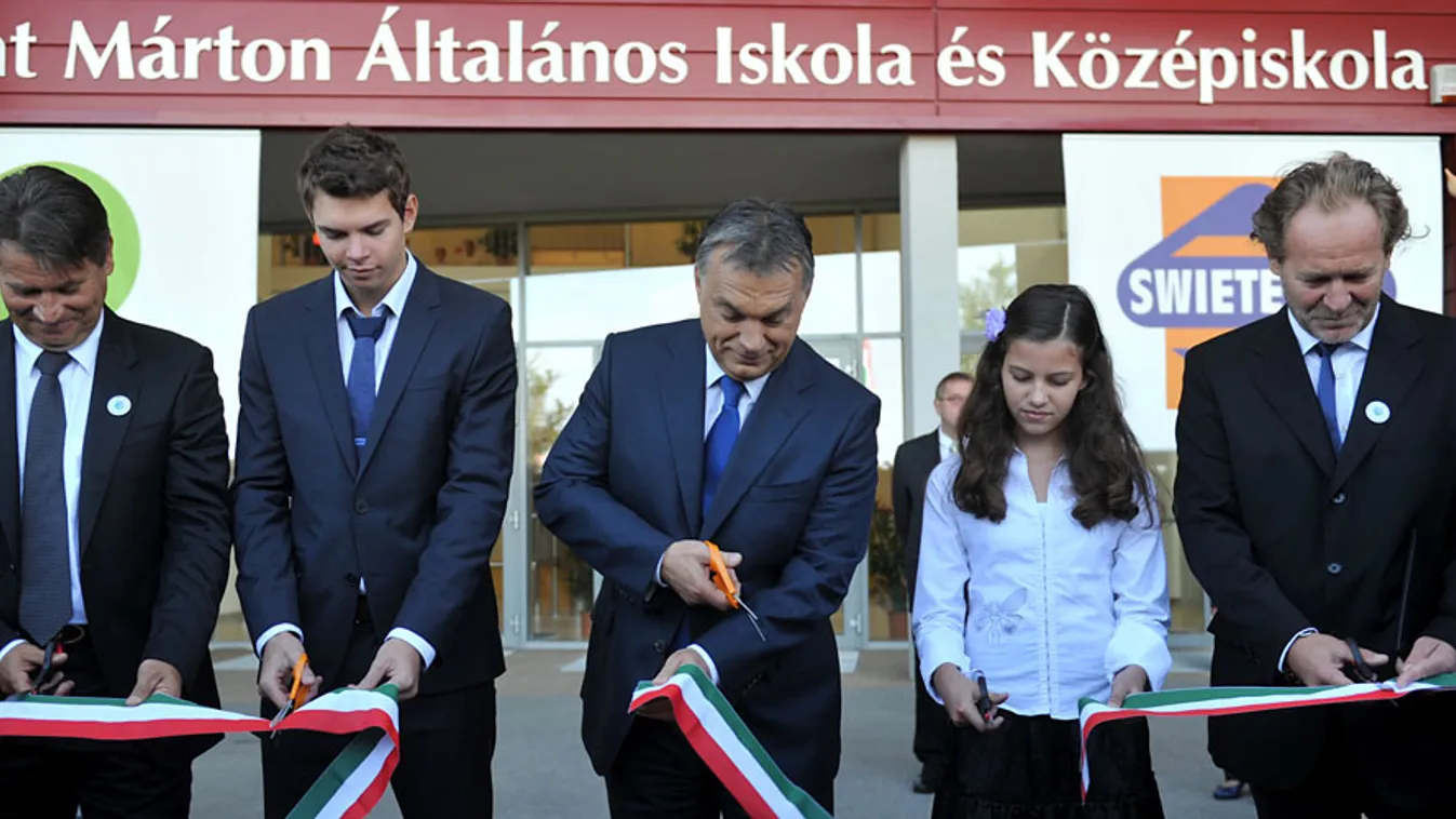 Tanévnyitó, Orbán Viktor miniszterelnök beszédet mond a Bálint Márton Iskola új épületének avató ünnepségén Törökbálinton