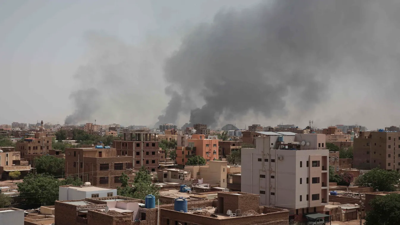 DAGLO, Mohamed Hamdán; BURHÁNI, Abdel Fattáh al- Kartúm, 2023. április 16.
Füst gomolyog a szudáni főváros, Kartúm egyik negyedében 2023. április 16-án. Előző nap harcok robbantak ki az ország tényleges vezetőjének, Abdel-Fattah Burháninak a riválisa, Moh