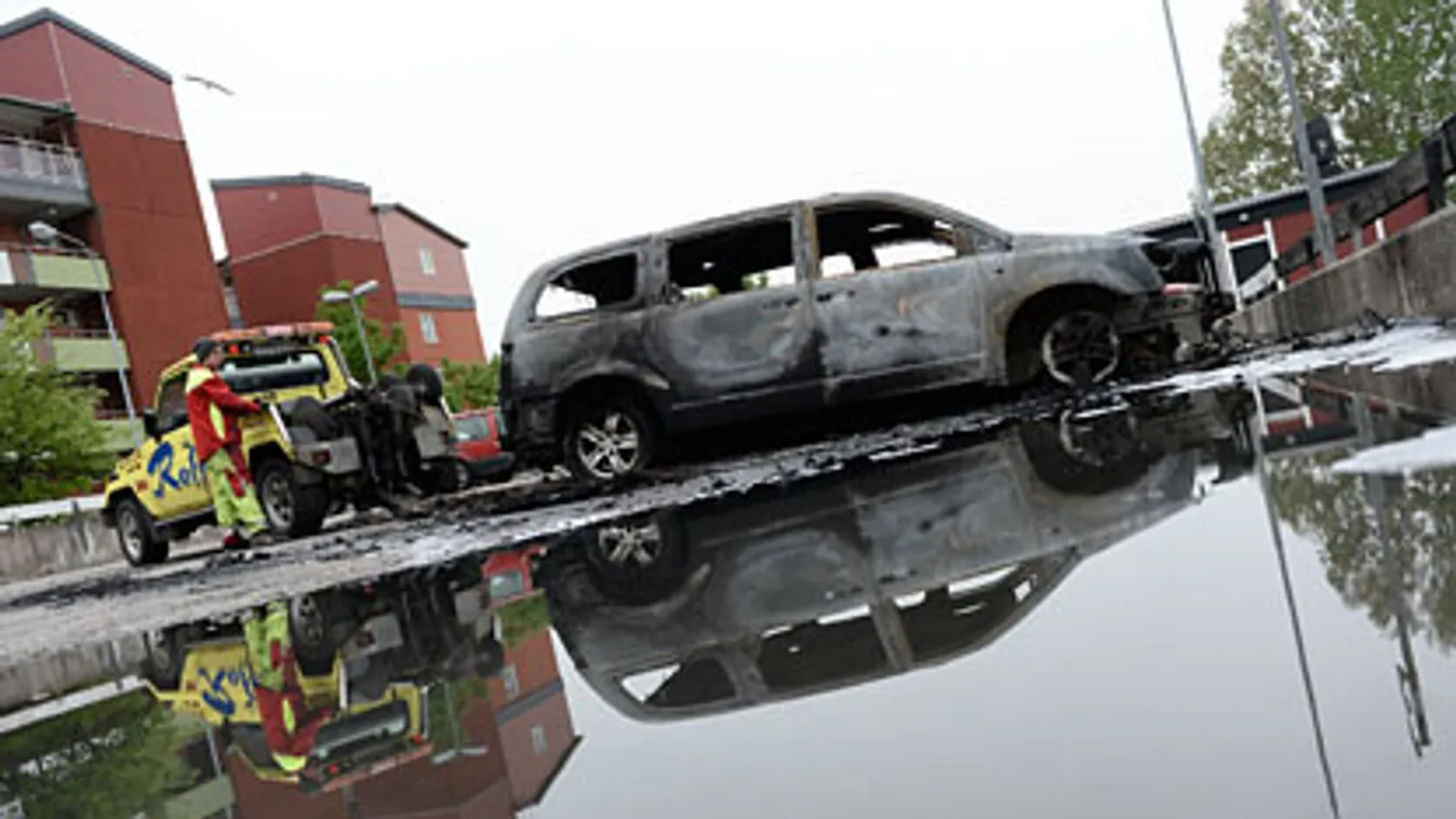 Svédország, zavargások Stockholmban, kiégett autók Husby városrészben 
