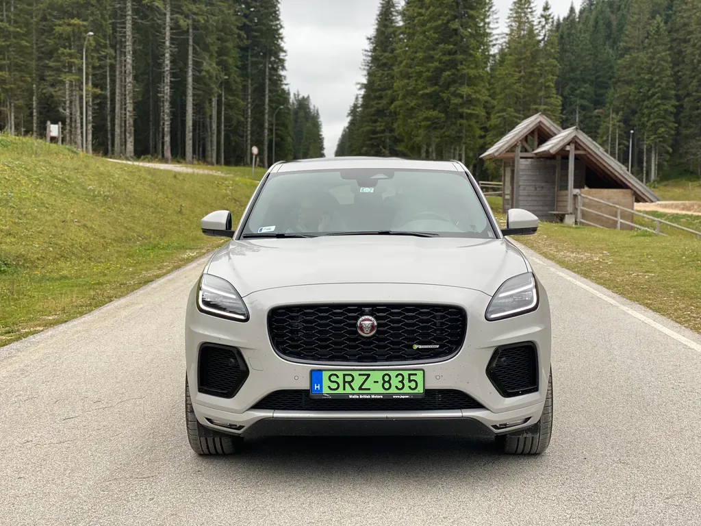 Jaguar E-Pace P300e PHEV teszt 