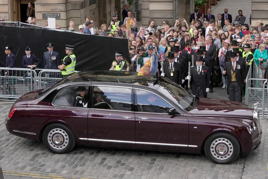 KAMILLA királyné; III. KÁROLY Edinburgh,  Skócia koronázás III Károly koronázása tiszteletére tartott háladó istentiszteletre tart a krályi család egyik Bentley-jével az edinburgh-i Szent Giles-székesegyházba 202 