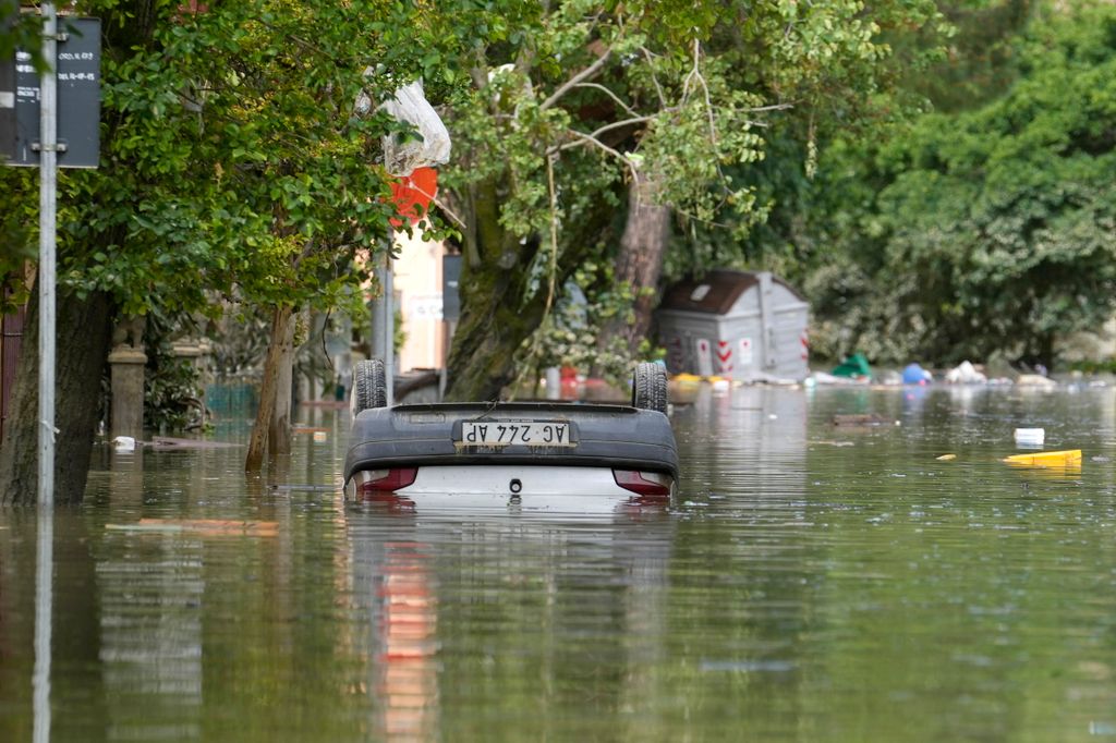 Faenza, 2023. május 18.
Árvíz a közép-olaszországi Faenzában 2023. május 18-án. Az elsősorban Emilia Romagna tartományt sújtó áradások nyolc ember halálát okozták, több mint tizenháromezret pedig otthona elhagyására kényszerítettek.
MTI/AP/Luca Bruno 