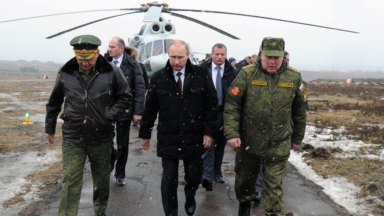 krími válság, vlagyimir putyin orosz elnök és sergei sojgu védelmi miniszter egy kiképzést tekintenek meg Kirillovsky-ban március 3-án 