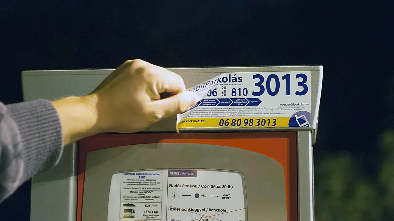 Parkolóautomatát matricáznak át a főváros I. kerületében, a Citadellánál 2014. június 30-ról július 1-jére virradó éjjel, parkolóautomata 