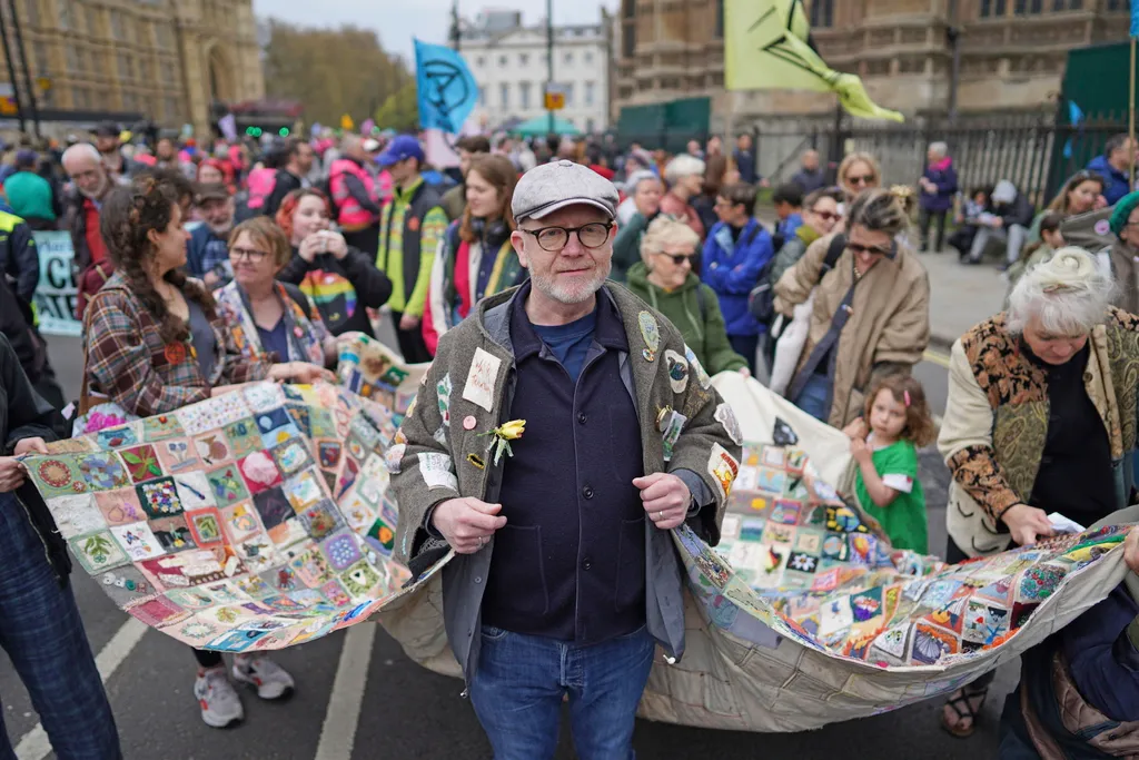 A Föld napja a világban
Az Extinction Rebellion mozgalom környezetvédő aktivistái a klímaváltozás megállítását követelik Londonban 2023. április 22-én, a Föld napján. Ezen a napon a világ országaiban különféle akciókkal hívják fel a figyelmet a környeze 