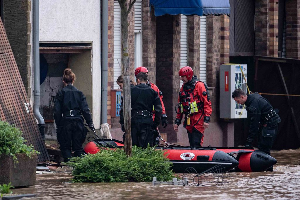 németország áradás, víz 2021.07.16.  Dry suits Horizontal STORM 16 July 2021, North Rhine-Westphalia, Landesweit: Lifeguards and police divers go into a flooded courtyard in an inflatable boat. Photo: Marius Bec 