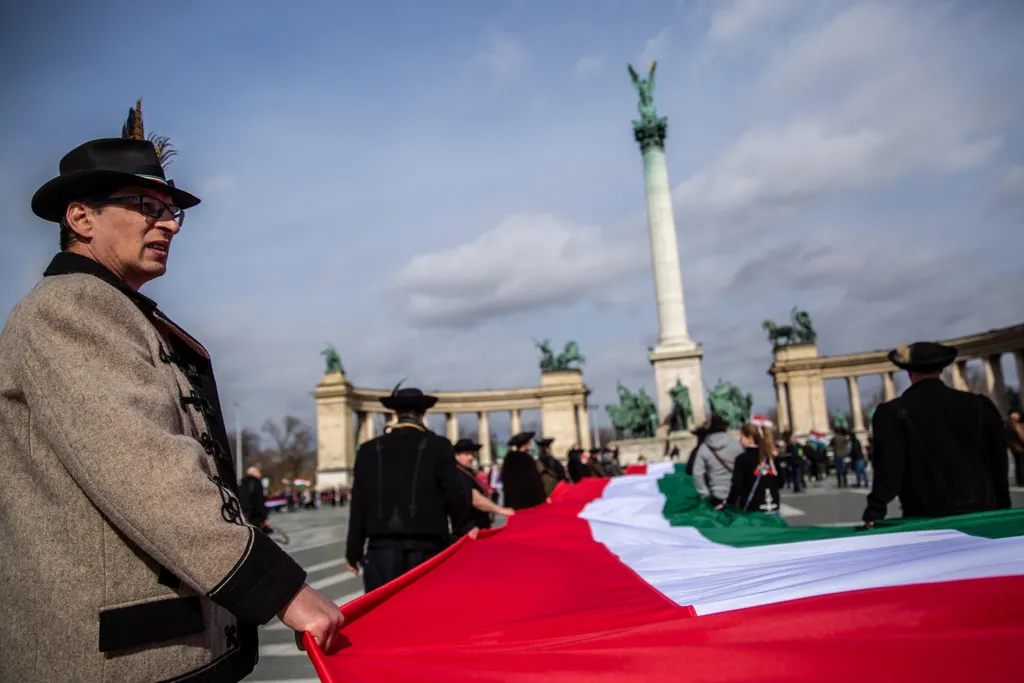 Március 15, Zászló, Nemzeti ünnep, 1848, A magyar nemzeti ünnep alkalmából egy 1848 méter hosszú magyar zászló készült, melyet március 16-án önkéntesek az Operaház és a Hősök tere között feszítenek ki 