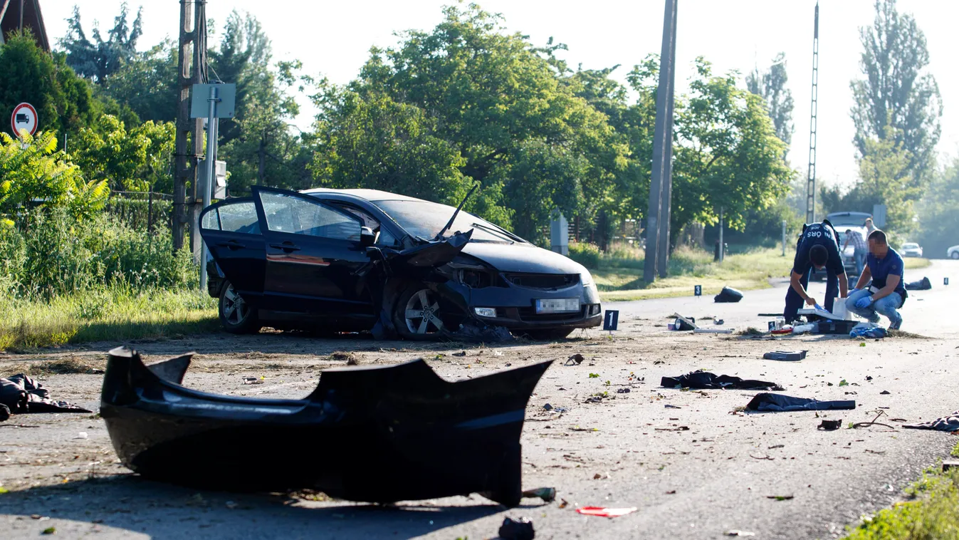 Siófok, 2015. június 6.
Villanyoszlopnak ütközött, összeroncsolódott autó Siófok Szabadfürdőnél 2015. június 6-án. A járműben utazók közül hárman olyan súlyos sérüléseket szenvedtek, hogy a helyszínen életüket vesztették, egy utas életben maradt, de ő is 