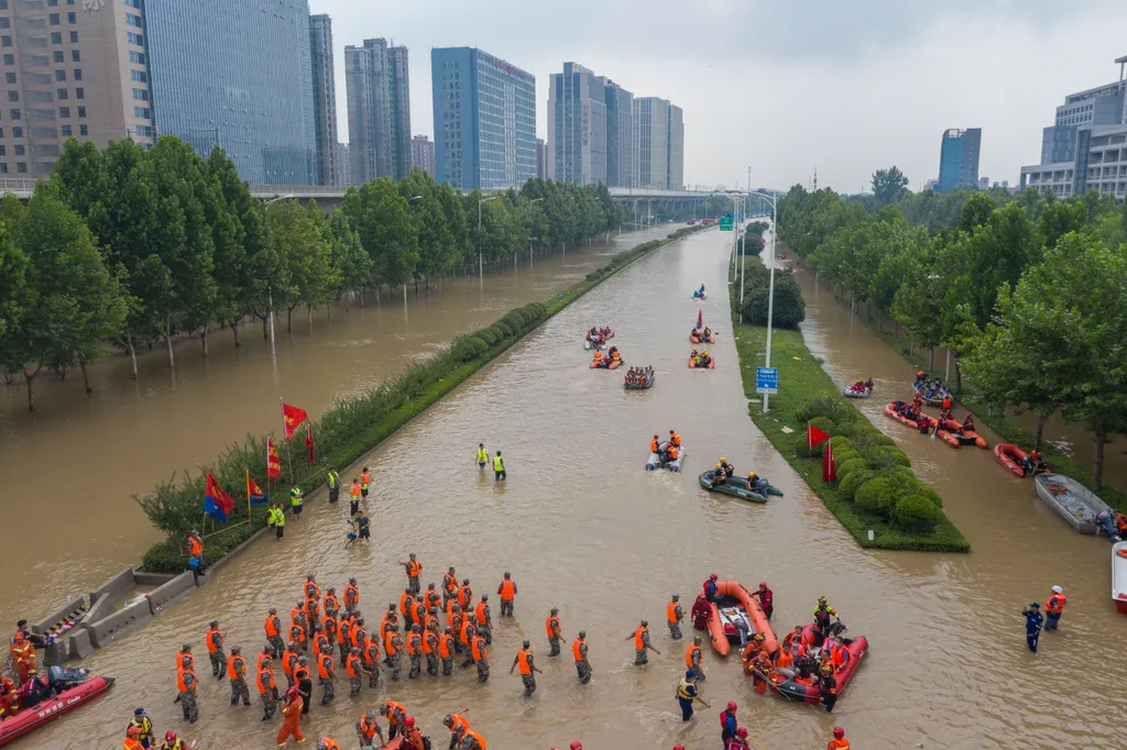 Zhengzhou Kína, eső, víz,  CHINA-HENAN-ZHENGZHOU-RAINFALL-HOSPITAL-EVACUATION (CN) cn jt Horizontal 