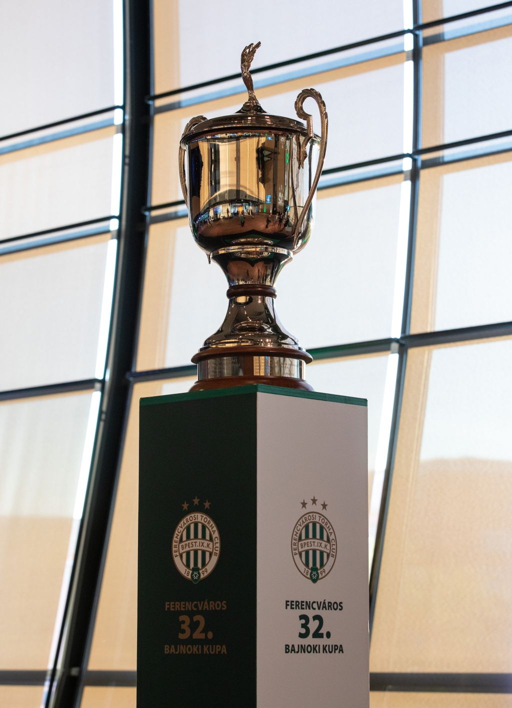 A bajnokcsapatnak járó kupa az átadón a Groupama Arénánál 