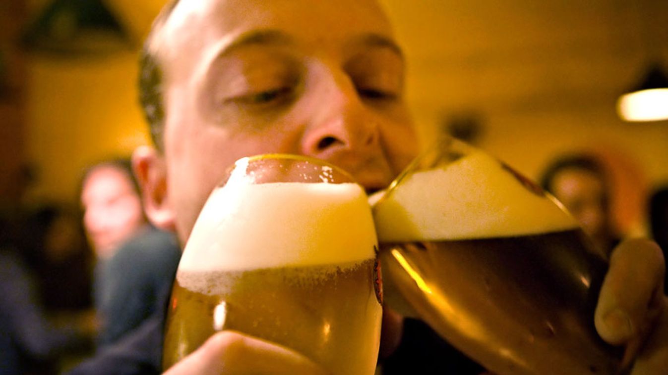 sörivás, alkoholtartalom, jövedéki adó, egy külföldi fiatal két korsó sört iszik egyszerre egy legénybúcsún budapesten 