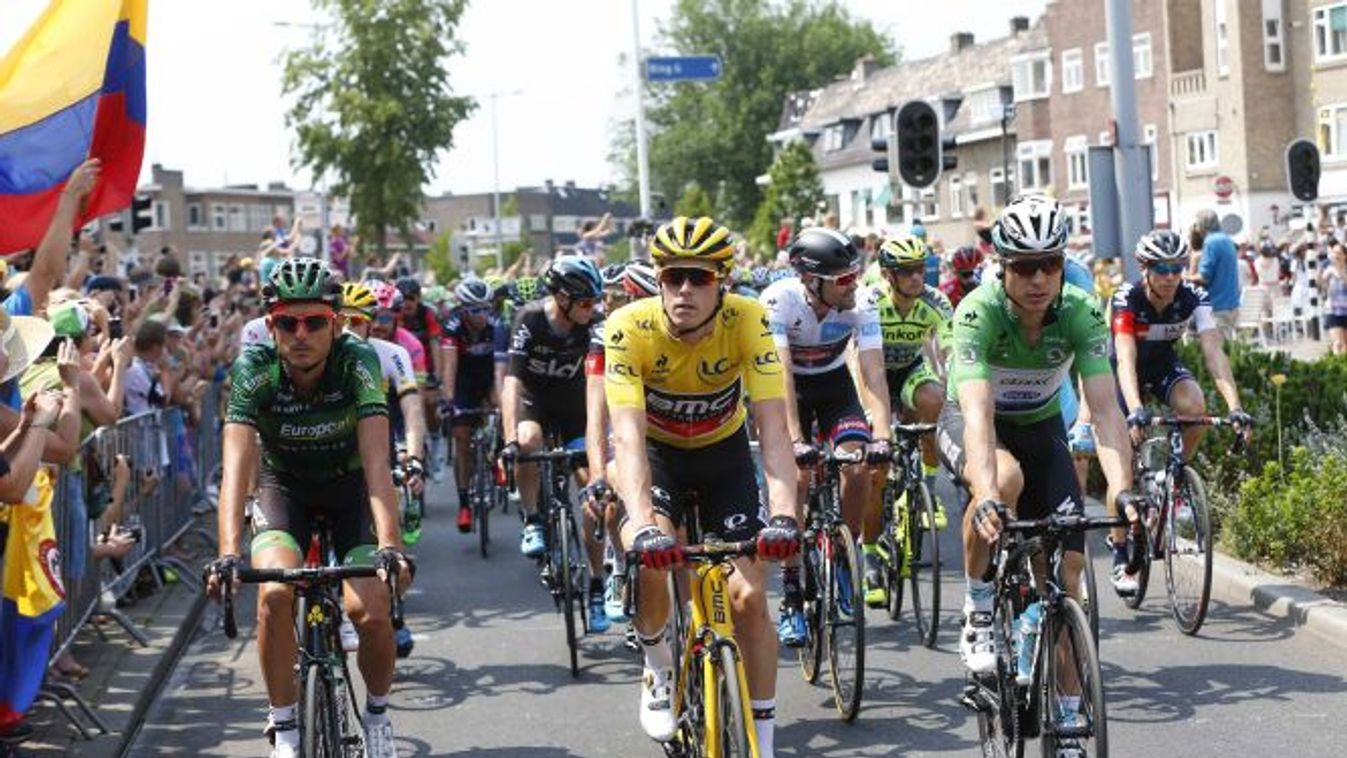 Utrecht, 2015. július 5.
Az összetettben élen álló ausztrál Rohan Dennis (k) és a német Tony Martin (j) a 102. Tour de France profi országúti kerékpáros körverseny második, a hollandiai Utrecht és Zelande közötti 166 kilométeres szakaszán Utrechtben 2015.