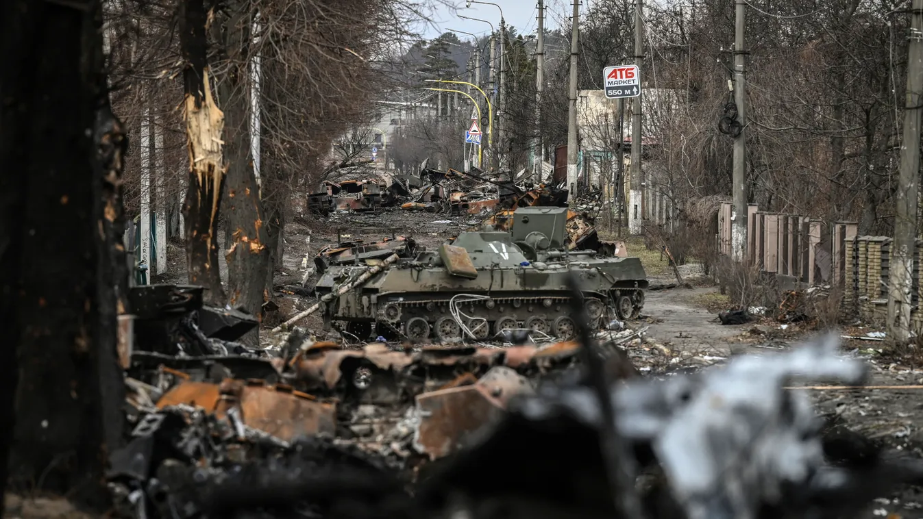 Ukrán válság 2022, orosz, ukrán, háború, Ukrajna, Bucsa, orosz tank roncs, romok, háborús károk 
