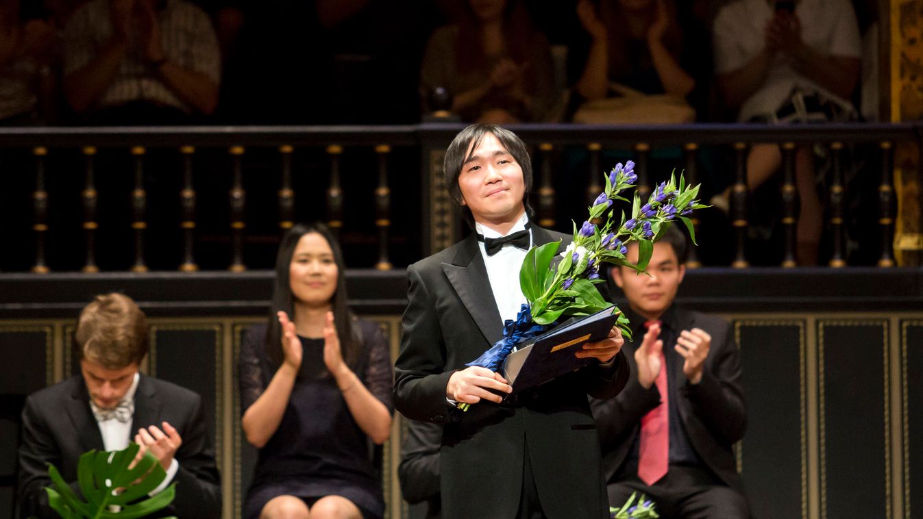 Az első helyezett, a japán Tomoki Szakata a zongoraverseny gálakoncertjén a Zeneakadémia nagytermében 