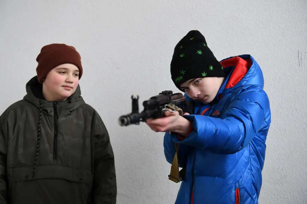 Ukrán válság 2022, orosz, ukrán, háború, Ukrajna, Lviv, fegyverek használatát tanulják civilek, gyerek, fiatal, AK-47 