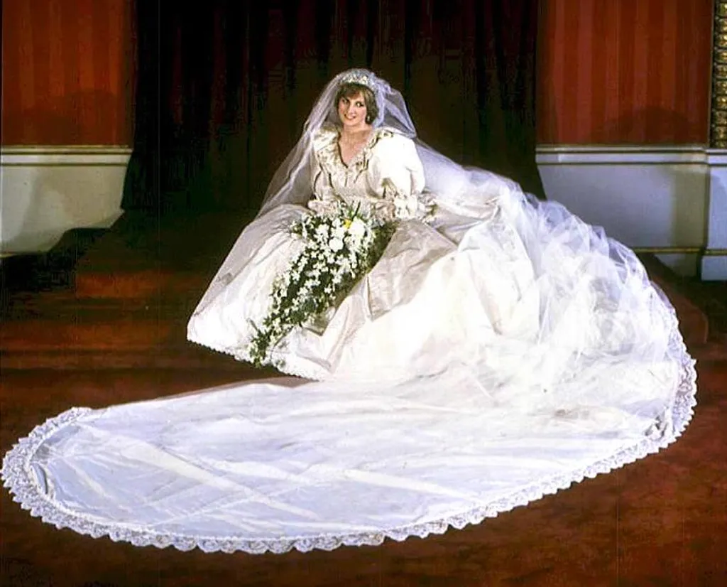 Sosem látott fotón Diana hercegnő menyasszonyi ruhája 
