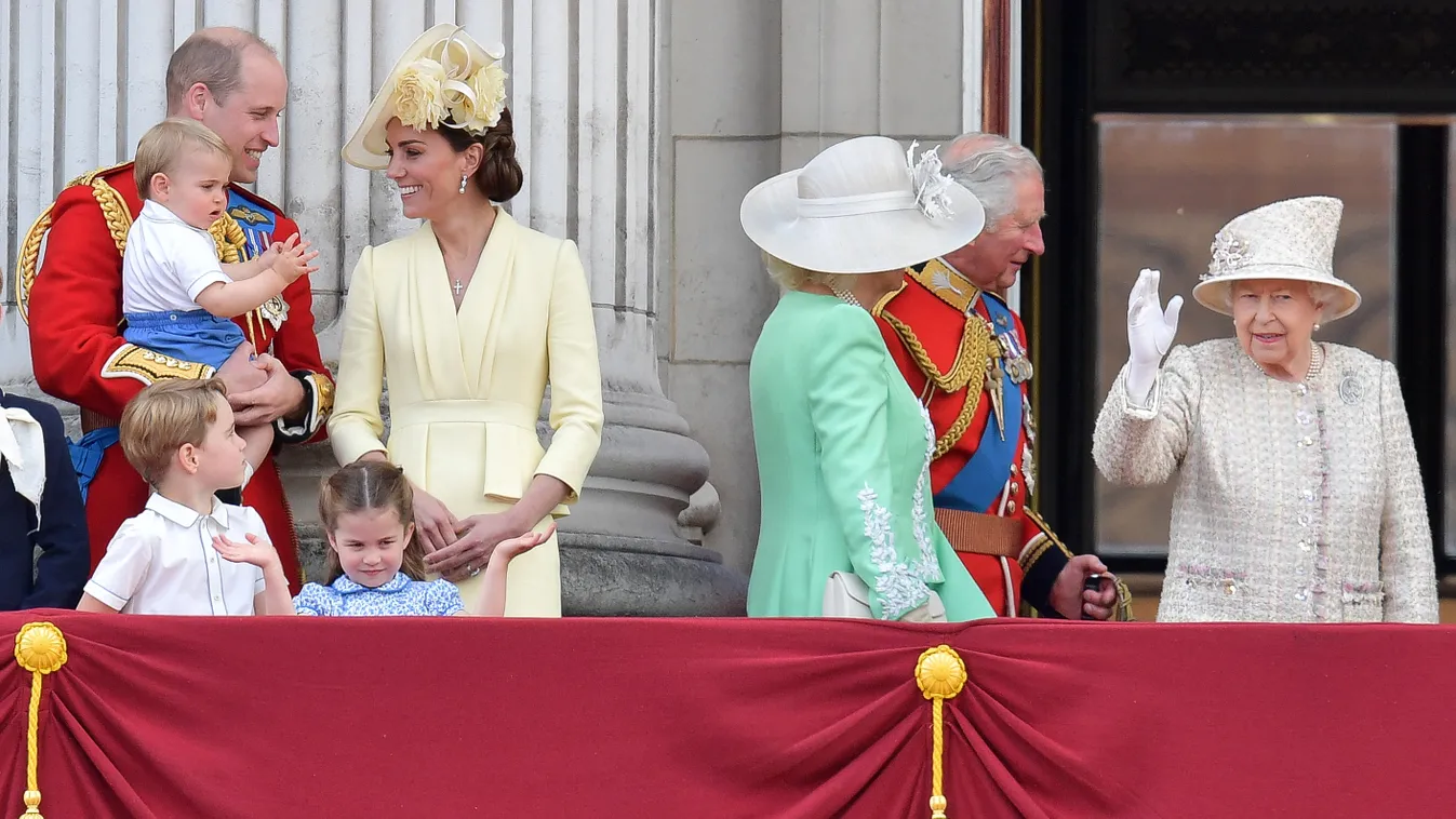 A királyi család egy része II. Erzsébet királynő születésnapi ünnepségén 
