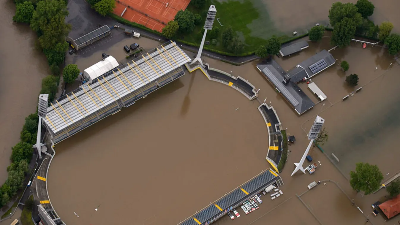 Légi felvétel a Saale folyó vizében álló Ernst Abbe Stadionról a kelet-németországi Jénában, árvíz