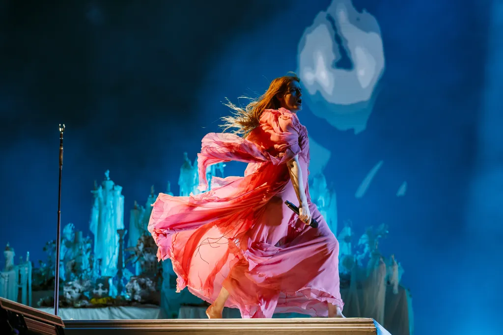 Sziget, fesztivál, zenei fesztivál, Európa egyik legnagyobb könnyűzenei és kulturális rendezvénye, minden év augusztusában rendeznek meg, Budapest, az Óbudai-sziget, első nap, 2023. 08. 10., Florence and the Machine 