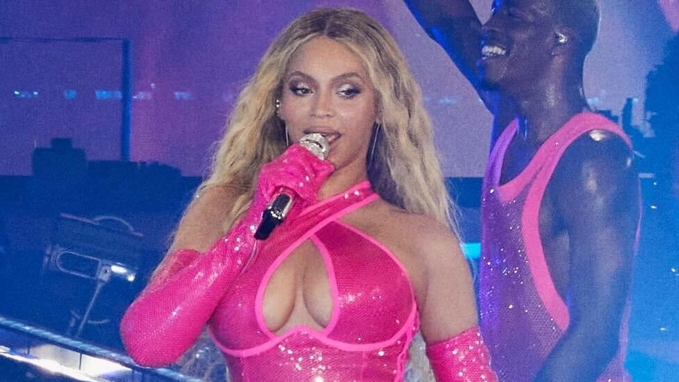 Beyoncé a saját tervezésű fellépőruhájában 