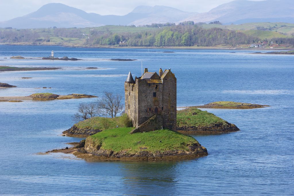 Egy 14. századi elhagyatott kastély Skóciában, elhagyatott, elhagyatott szépségek, Castle Stalker Loch Laichben 