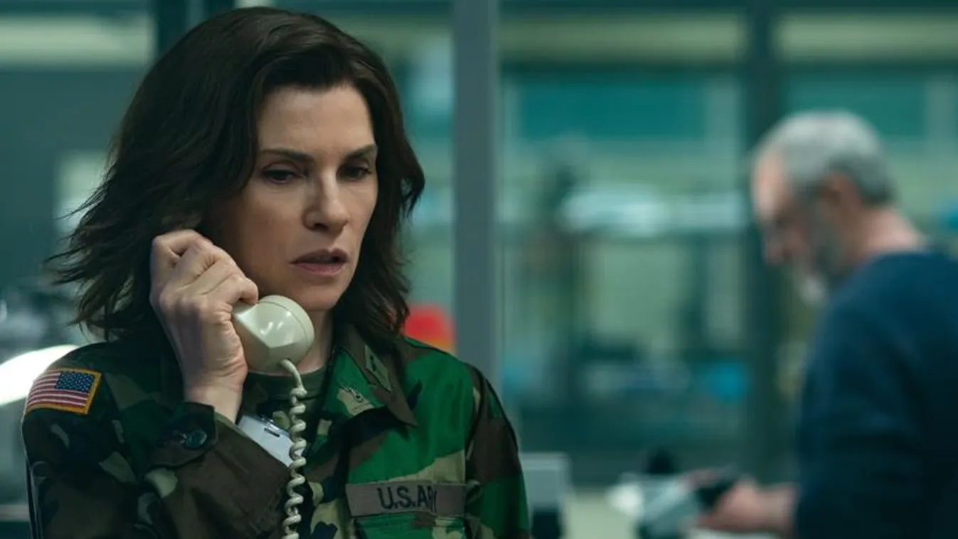 79468 Dr. Nancy Jaax (Julianna Margulies) receives a call about a man with a fever in Reston.  (National Geographic/Amanda Matlovich) 