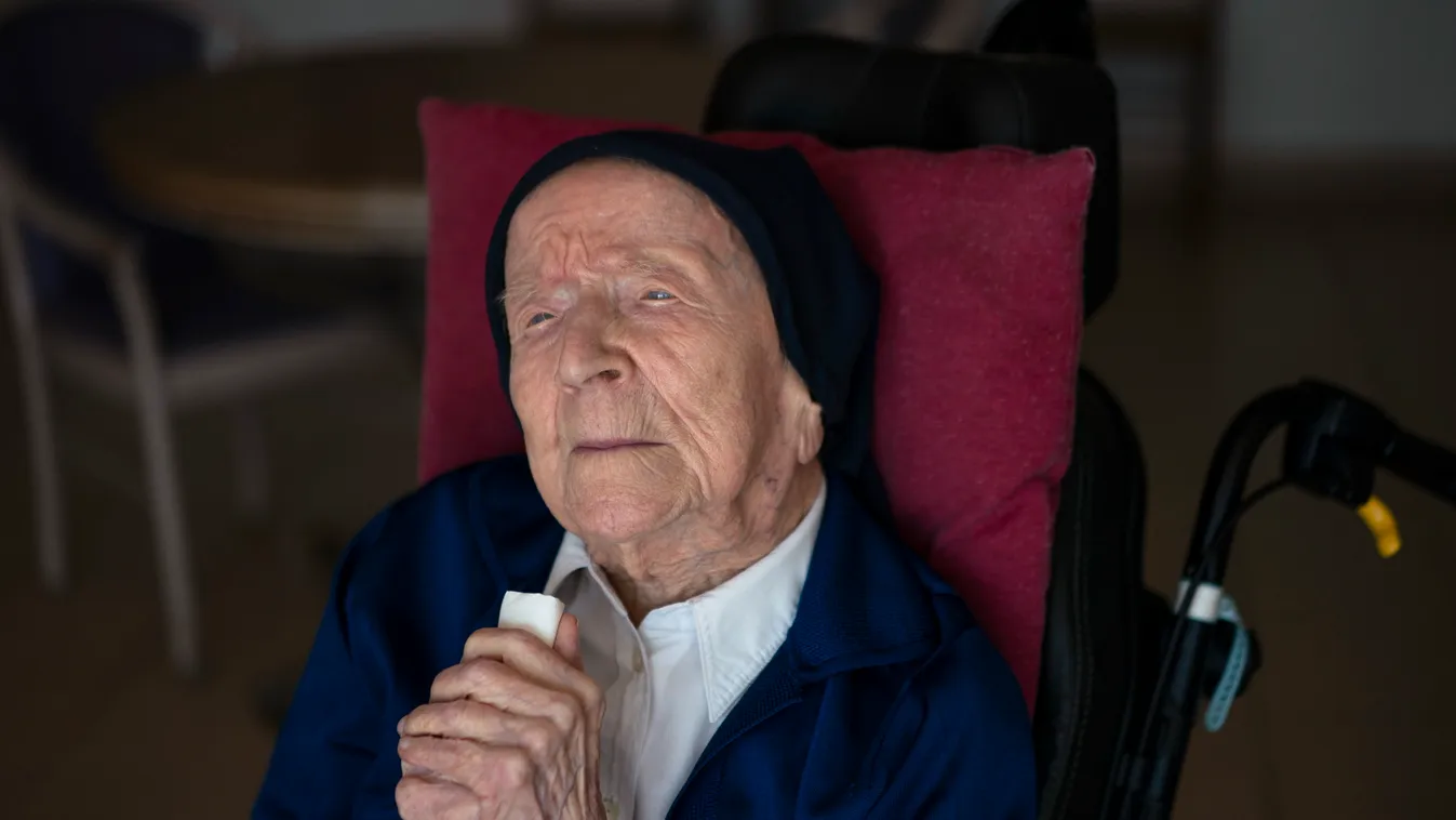 118 éves André nővér
A 118 éves André nővér, a világ legidősebb embere a dél-franciaországi Toulon város Sainte Catherine Laboure nevű idősek otthonában 2022. április 27-én. Az 1904. február 11-én Lucile Randon néven született André nővér lett a vilá 