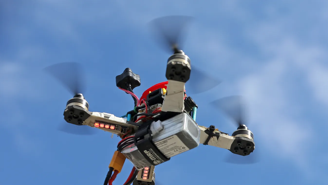 kamerával ellátott quadrokopter FPV-s drón 